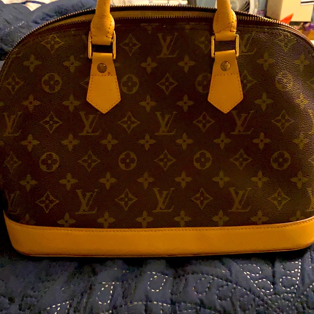 Louis Vuitton vintage alma bag 🤩🤩 well kept for age.